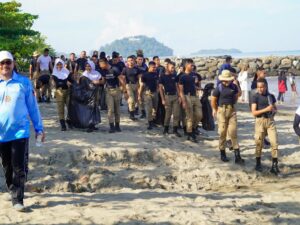 Praja IPDN dan IKAPTK Padang Kolaborasi Bersih-Bersih Pantai Pantai Padang