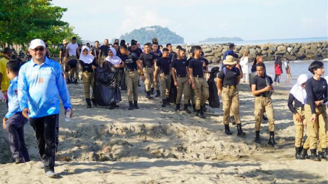Praja IPDN dan IKAPTK Padang Kolaborasi Bersih-Bersih Pantai Pantai Padang