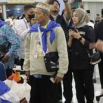 Seorang calon jamaah haji wanita asal Bone berangkat ke tanah suci karena dinyatakan positif hamil setalah 20 tahun menantikan kehamilan.