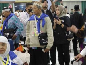 Seorang calon jamaah haji wanita asal Bone berangkat ke tanah suci karena dinyatakan positif hamil setalah 20 tahun menantikan kehamilan.