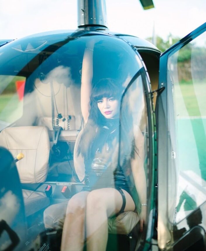 Cekricek.id, berita seleb dan berita artis - Mau Lihat Potret Seksi Dinar Candy Naik Helikopter, Bibir Merona Disebut Tante-Tante