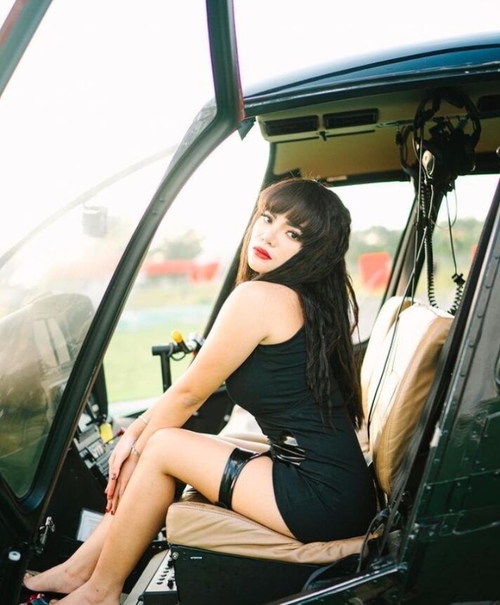 Cekricek.id, berita seleb dan berita artis - Mau Lihat Potret Seksi Dinar Candy Naik Helikopter, Bibir Merona Disebut Tante-Tante