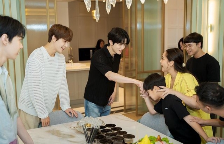 Cekricek.id, berita seleb dan berita artis - Begini Potret Rafathar Bareng Jaehyun NCT, Udah Kayak Kakak Adik yang Baru Ketemu