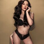 Cekricek.id, Berita Seleb dan Berita Artis – Lucinta Luna tampil dengan outfit terbuka pada pemotretan terbaru yang dilakukannya belum lama ini. Dengan mengenakan setelan bikini two piece yang ditutupi dengan dress berbentuk seperti jaring, transgender cantik yang satu ini sukses menarik banyak perhatian.