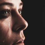 Cekricek.id, Portal Islam – Menangis sering kali dijadikan sebagai salah satu cara untuk meluapkan emosi. Namun, tahukah kamu bahwa di balik kesedihan yang dirasakan lewat tangisan itu ada manfaat tersembunyi yang sangat berguna bagi kesehatan mental dan fisik.