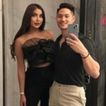 Cekricek.id, Berita Seleb dan Berita Artis – Millen Cyrus baru-baru ini kembali pamer kebersamaan dengan kekasihnya, Lionel Lee. Keduanya melakukan selfi pada cermin besar yang memperlihatkan keseluruhan penampilan dari ujung rambut hingga kaki. Namun, ada sesuatu yang mengganjal di pikiran netizen, hingga mereka meragukan identitas dari pria yang belum lama ini melamar keponakan Ashanty tersebut.