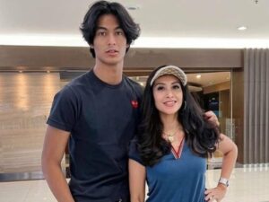 Cekricek.id, Berita Seleb dan Berita Artis – Diah Permatasari merasa kembali muda saat berjalan-jalan santai ditemani oleh anak bujangnya yang tampan. Model dan pemeran yang sudah berusia 52 tahun itu bahkan menyebut keberadannya yang bersanding dengan putranya itu bagaikan sedang bersama seorang kekasih.