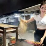 Cekricek.id, Berita Seleb dan Berita Artis – Ghea Youbi mengejutkan penggemar dengan potret terbaru yang dibagikan di media sosial pribadinya. Pedangdut berparas cantik yang dikenal dengan dagu belahnya itu tampil dalam balutan outfit sederhana sembali mengipas beberapa tusuk sate yang sedang dibakar.