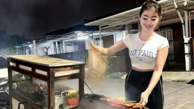 Cekricek.id, Berita Seleb dan Berita Artis – Ghea Youbi mengejutkan penggemar dengan potret terbaru yang dibagikan di media sosial pribadinya. Pedangdut berparas cantik yang dikenal dengan dagu belahnya itu tampil dalam balutan outfit sederhana sembali mengipas beberapa tusuk sate yang sedang dibakar.
