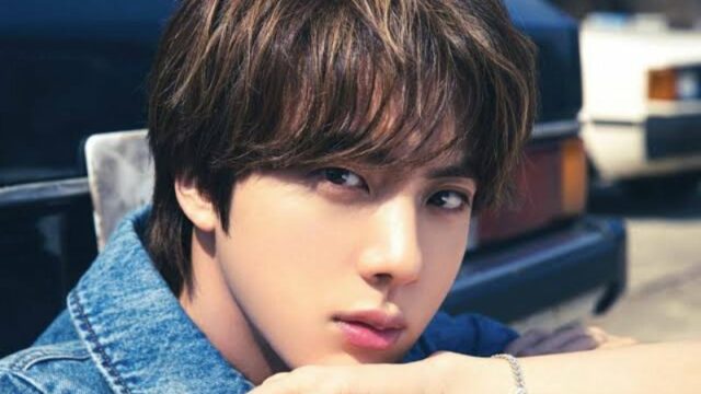 Cekricek.id, Berita Seleb dan Berita Artis - Meskipun sedang menjalani wajib militer, Jin BTS terus memecahkan rekor di media sosial. Dengan hanya empat postingan di akun Instagram-nya tahun ini, member tertua dari grup BTS itu secara mengejutkan telah mengumpulkan “like” paling banyak di antara idola K-pop lain untuk kuartal pertama tahun 2023.