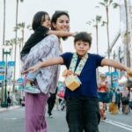 Cekricek.id, Berita Seleb dan Berita Artis – Nikita Mirzani bersama dengan anak-anaknya, kecuali Lolly, belum lama ini tengah menikmati liburan menyenangkan di Universal Studio, Osaka, Jepang. Dia dan dua anaknya yang masih kecil-kecil tampak sangat menikmati jalan-jalan di tempat tersebut. Namun, ada satu hal yang membuat netizen salah fokus.