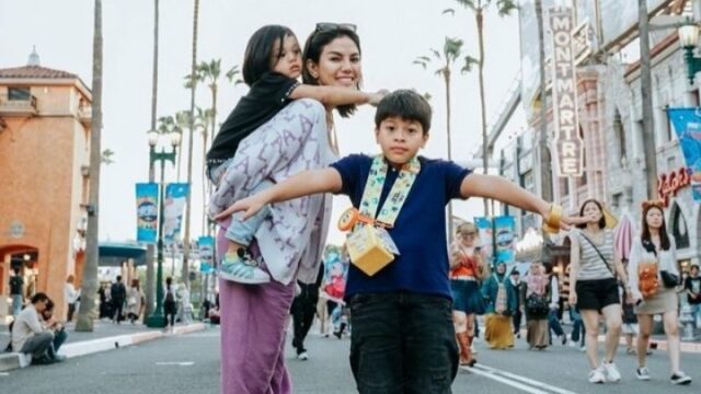 Cekricek.id, Berita Seleb dan Berita Artis – Nikita Mirzani bersama dengan anak-anaknya, kecuali Lolly, belum lama ini tengah menikmati liburan menyenangkan di Universal Studio, Osaka, Jepang. Dia dan dua anaknya yang masih kecil-kecil tampak sangat menikmati jalan-jalan di tempat tersebut. Namun, ada satu hal yang membuat netizen salah fokus.