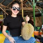 Cekricek.id, Jakarta, Berita Artis dan Berita Seleb – Ghea Youbi semakin merakyat, melihat beberapa penampilannya baru-baru ini. Penyanyi dangdut berparas cantik itu memamerkan aksinya yang tidak biasa kepada para penggemar. Dia rela cosplay sebagai penjual kaki lima dan membagikan potret tersebut di akun media sosialnya.