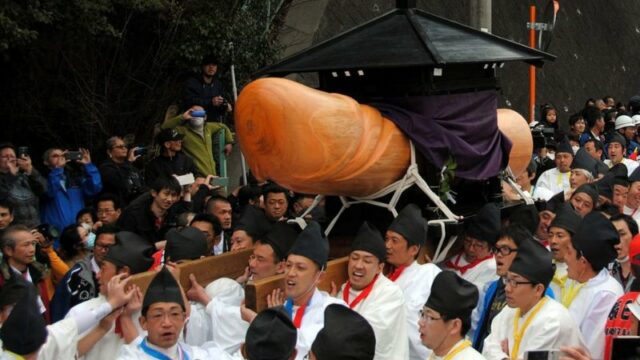 Cekricek.id, Jakarta, Berita Viral – Kuil Tagata Jinja yang ada di Jepang ini terkenal dengan keunikannya yang nyeleneh. Kuil berusia lebih dari 1.500 tahun dipenuhi dengan barang-barang berbentuk penis buatan manusia dan ada juga yang terbentuk secara alami.
