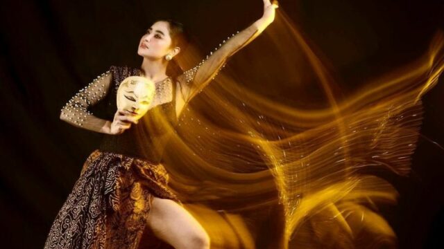 Cekricek.id, Berita Artis dan Berita Seleb - Dewi Perssik berupaya untuk bongkar kelakuan salah satu artis yang disebut-sebut sholeha.