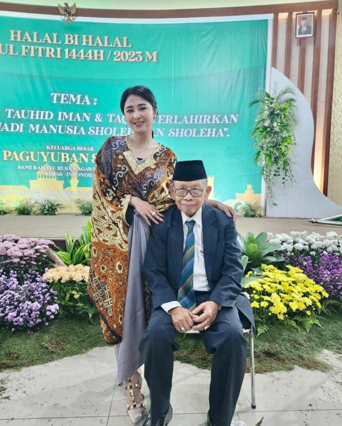 Cekricek.id, Berita Artis dan Berita Seleb - Dewi Perssik berupaya untuk bongkar kelakuan salah satu artis yang disebut-sebut sholeha.