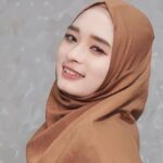 Inara Rusli dalam masa iddah proses perceraian dengan Virgoun Lastchild, namun belum resmi bercerai Inara sudah dilamar lebih dari 300 orang.