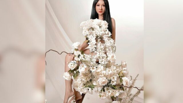 Cekricek.id, Berita Artis dan Berita Seleb - Lucinta Luna kembali membuat banyak netizen syok, tutupi tubuh hanya dengan bunga