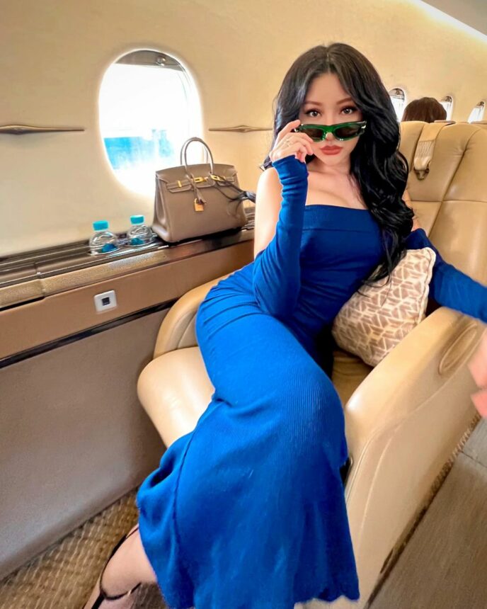 Cekricek.id, Berita Artis dan Berita Seleb - Lucinta Luna kembali membuat banyak netizen syok, tutupi tubuh hanya dengan bunga