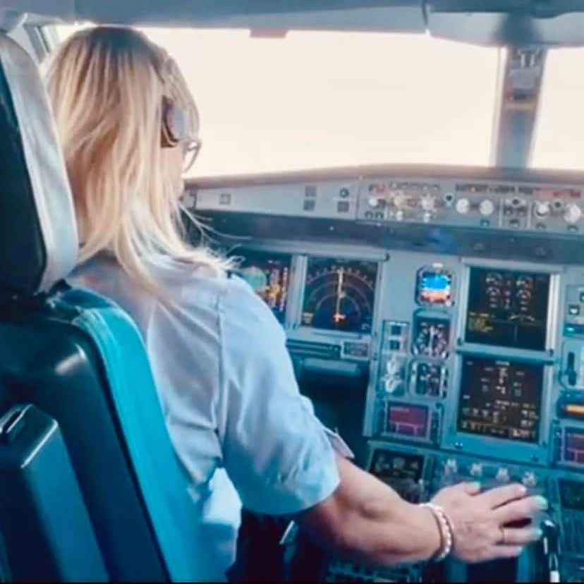 Cekricek.id, Berita Viral - Ada kabar mengejutkan terkait dengan pilot transgender pertama, di maskapai penerbanggan nasional Argentina