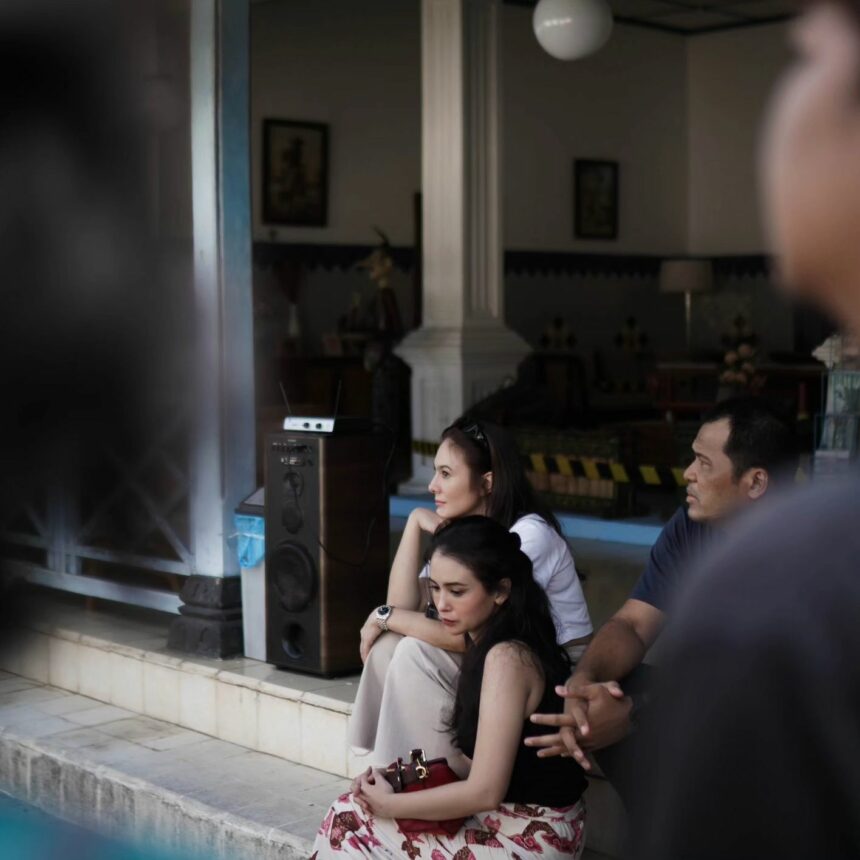 Cekricek.id, Jakarta, Berita Artis dan Berita Seleb - Aura bintang milik Wulan Guritno tetap terpancar walau hanya duduk ngemper di tangga.