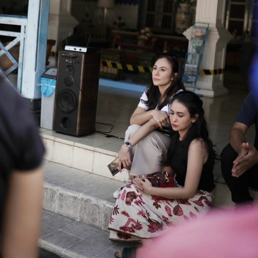 Cekricek.id, Jakarta, Berita Artis dan Berita Seleb - Aura bintang milik Wulan Guritno tetap terpancar walau hanya duduk ngemper di tangga.