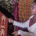 Kemenkumham Serahkan Tanda Daftar Indikasi Geografis Kain Tenun Ikat Sekomandi ke Pemkab Mamuju