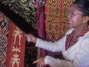 Kemenkumham Serahkan Tanda Daftar Indikasi Geografis Kain Tenun Ikat Sekomandi ke Pemkab Mamuju