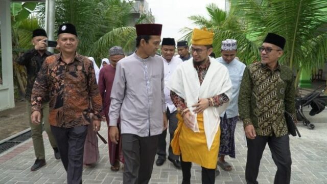 Ustaz Adi Hidayat Cari 10 Remaja Riau untuk Dikuliahkan Gratis Hingga S3 di Luar Negeri