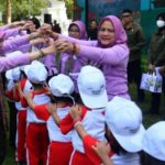 Ibu Negara Iriana Joko Widodo dan Ibu Wury Ma'ruf Amin Ajak Anak-Anak di Banyuwangi Main Permainan Tradisional