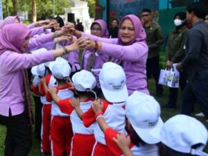 Ibu Negara Iriana Joko Widodo dan Ibu Wury Ma'ruf Amin Ajak Anak-Anak di Banyuwangi Main Permainan Tradisional