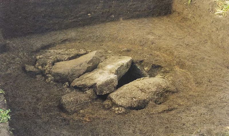 Capstones di situs pemakaman Bryher, yang ditemukan pada tahun 1999. [Isles of Scilly Museum Association]