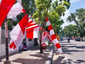 Sambut HUT RI ke-78, Para Pedagang di Padang Meriahkan Jalanan dengan Bendera Merah Putih"