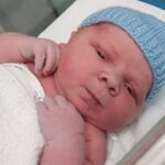 Seorang ibu baru di Wales, Jenna Wellington, melahirkan bayi laki-laki dengan berat mencapai 6.03 Kg. Bayi raksasa ini, yang diberi nama Theo, diyakini sebagai salah satu bayi terbesar yang pernah lahir di Wales.