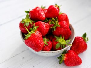 Stroberi Menyehatkan Otak dan Jantung: Studi Baru Ungkap Manfaat Luar Biasa dari Buah Merah ini