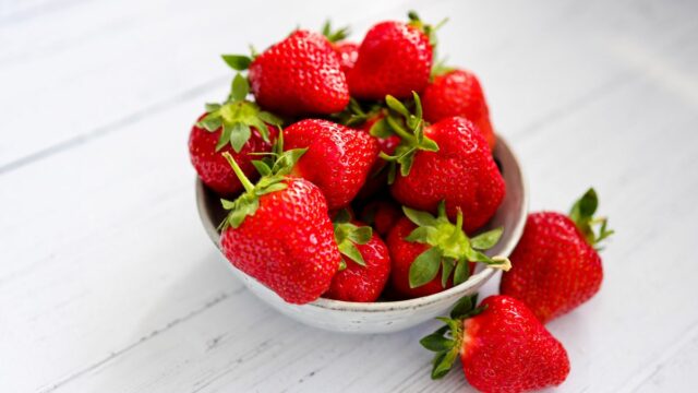 Stroberi Menyehatkan Otak dan Jantung: Studi Baru Ungkap Manfaat Luar Biasa dari Buah Merah ini
