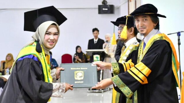 Bupati Agam Bangga: Anak Asuhnya Raih Gelar Sarjana dengan IPK 3.58, Dukungan untuk Studi S2