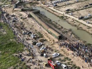 Kecelakaan Kereta Api di Pakistan: 30 Meninggal, 10 Gerbong Terperosok