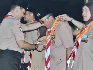 Wali Kota Padang, Hendri Septa, Dianugerahi Lencana Melati oleh Kwartir Nasional Gerakan Pramuka