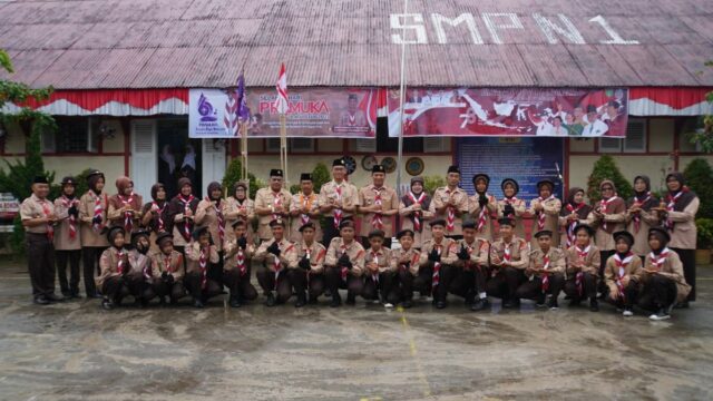 Hujan Tak Halangi Semangat Peringatan Hari Pramuka ke-62 di SMPN 1 Padang Panjang