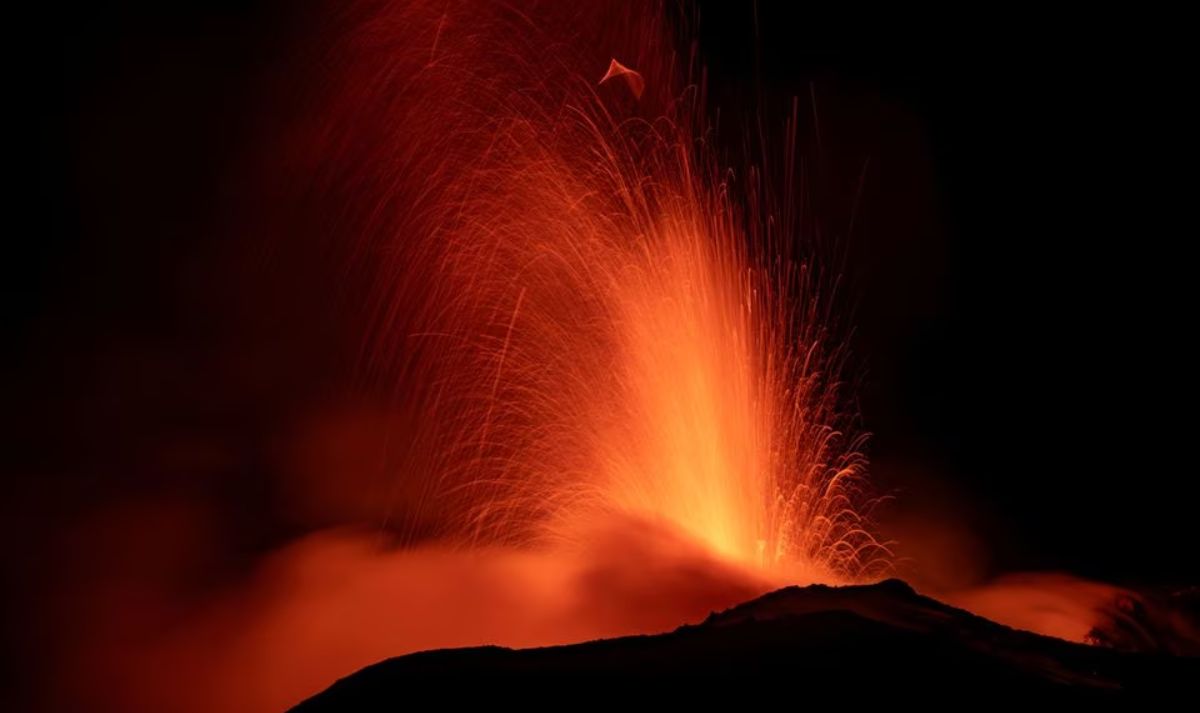 Gunung Etna, gunung berapi paling aktif di Eropa, menerangi langit malam dengan letusan yang terlihat dari Rocca Della Valle, Italia, 13 Agustus 2023. [Foto: Reuters]