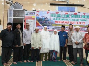 Perayaan HUT RI ke-78: Masjid Jami' Nurul Huda Padang Panjang Berbagi Kebaikan dengan Kaum Duafa