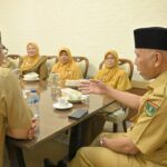 Gubernur Sumatera Barat, Mahyeldi, mengajak PNS berprestasi untuk terus berinovasi demi meningkatkan kualitas pelayanan masyarakat.