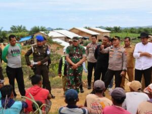 Kapolres Pasaman Barat dan Forkopimda memasang plang larangan di kawasan hutan Air Bangis sebagai upaya pencegahan perusakan. Kapolres mengingatkan ancaman pidana selama 10 tahun penjara dan denda maksimal Rp5 milliar.