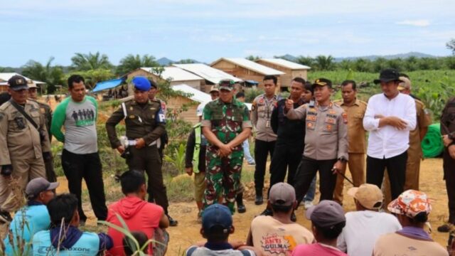 Kapolres Pasaman Barat dan Forkopimda memasang plang larangan di kawasan hutan Air Bangis sebagai upaya pencegahan perusakan. Kapolres mengingatkan ancaman pidana selama 10 tahun penjara dan denda maksimal Rp5 milliar.