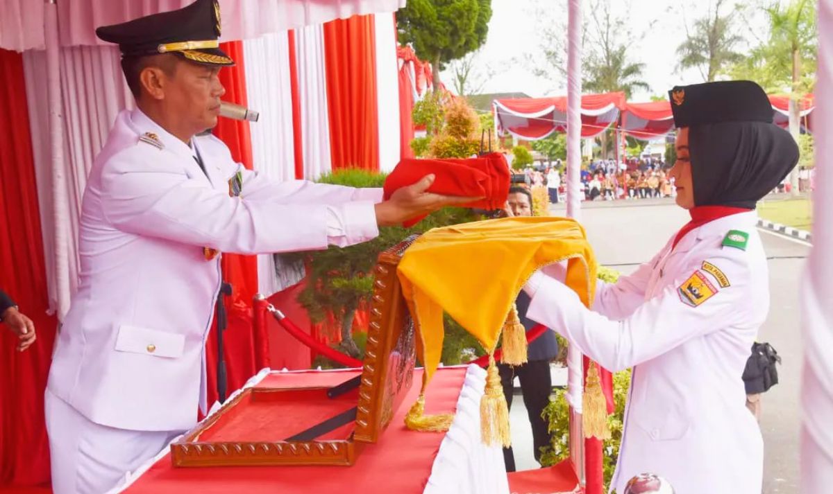 Kamis, 17 Agustus 2023, Indonesia merayakan hari kemerdekaan ke-78. Upacara dilaksanakan di semua daerah. Tak terkecuali di Sumatera Barat (Sumbar). Berikut rangkuman ragam kegiatan peringatan HUT RI ke-78 di Sumatera Barat.