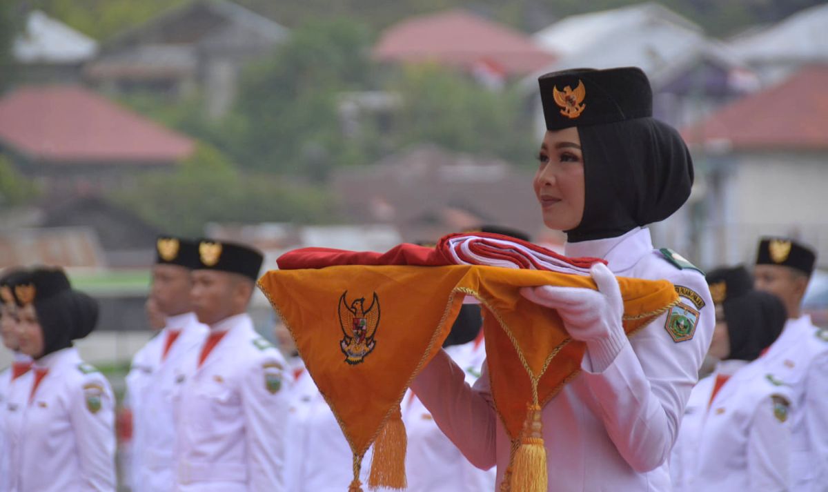 Kamis, 17 Agustus 2023, Indonesia merayakan hari kemerdekaan ke-78. Upacara dilaksanakan di semua daerah. Tak terkecuali di Sumatera Barat (Sumbar). Berikut rangkuman ragam kegiatan peringatan HUT RI ke-78 di Sumatera Barat.