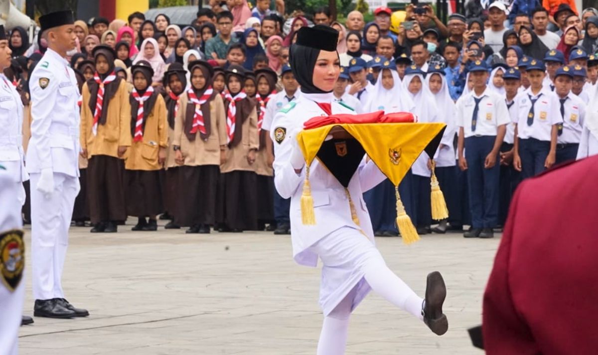 Kamis, 17 Agustus 2023, Indonesia merayakan hari kemerdekaan ke-78. Upacara dilaksanakan di semua daerah. Tak terkecuali di Sumatera Barat (Sumbar). Berikut rangkuman ragam kegiatan peringatan HUT RI ke-78 di Sumatera Barat.