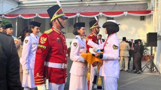 Keyla Azzahra: Wajah Berkeringat Saat Genggam Bendera Merah Putih di Istana Merdeka
