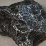 Batu Misterius yang Jadi Penahan Pintu Ternyata Harta Karun dari Langit!